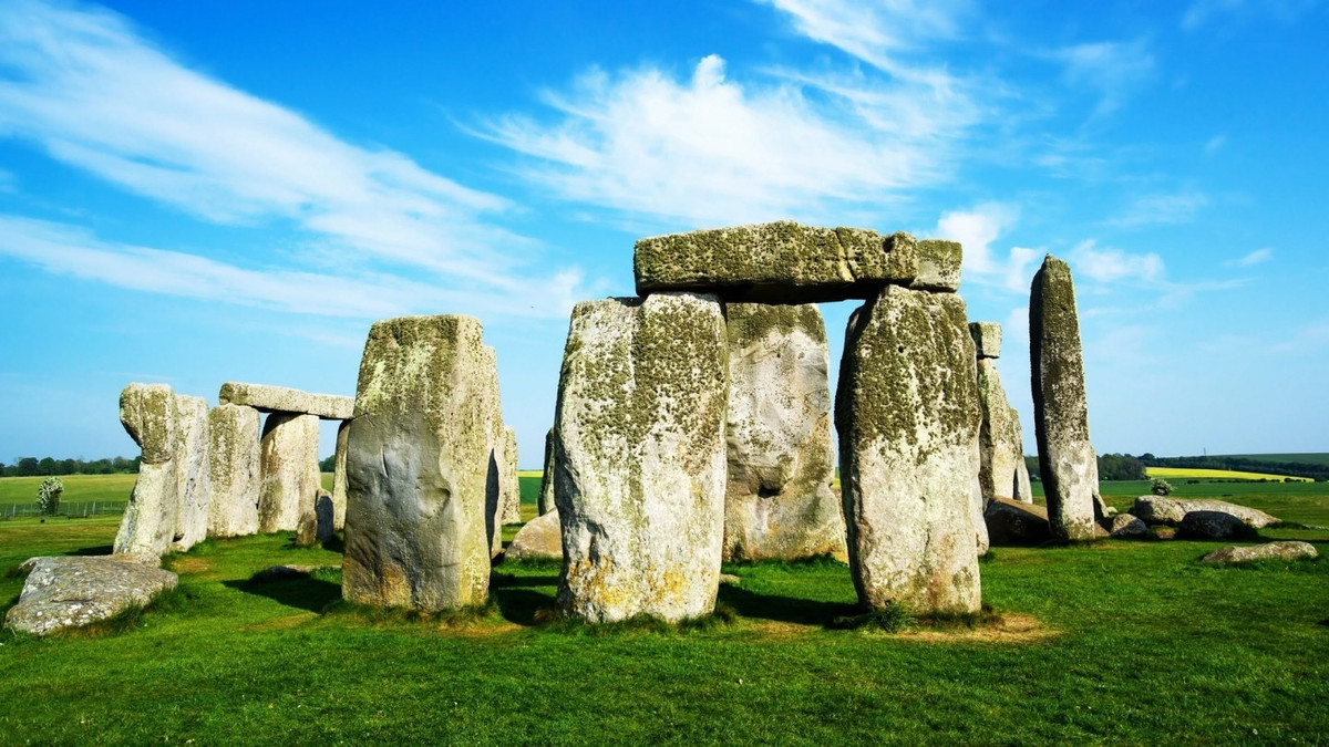 Bãi đá cổ Stonehenge (Anh). Là một trong những công trình bí ẩn nhất thế giới, Stonehenge được các nhà khảo cổ tin rằng có cách đây khoảng 4.000 - 5.000 năm. Mục đích người xưa tạo ra chúng là một bí ẩn lớn. Ảnh: Deposit Photos.