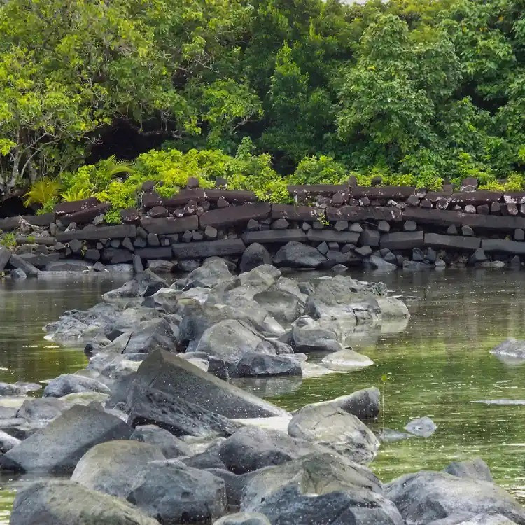 Những tảng đá lớn dùng để xây dựng nên các công trình quá nặng để có thể được đưa vào vị trí chính xác mà không có các dụng cụ hỗ trợ đặc biệt. Đến nay, giới khoa học vẫn chưa thể lý giải cách người xưa vận chuyển những khối đá khổng lồ này như thế nào. Ảnh: whc.unesco.org.