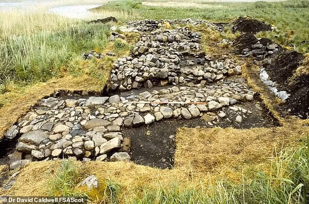 David Caldwell - nhà khảo cổ học chính của dự án cho biết ông và các đồng nghiệp đã phân tích các dữ liệu thu thập được từ các cuộc khai quật trên đảo Islay từ năm 1989 - 1998. Ảnh: Dr. David Caldwell FSAScot.