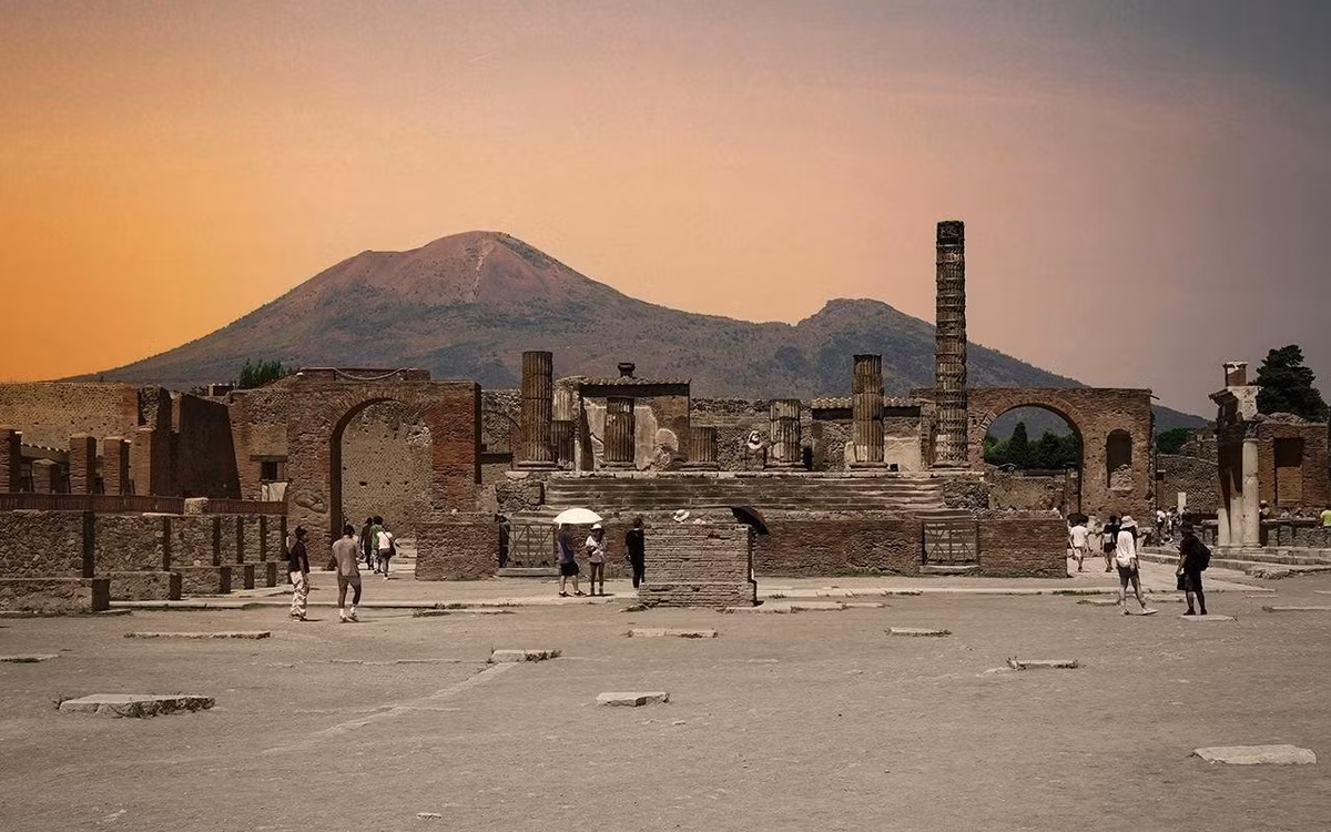 Phương pháp này trộn trực tiếp các thành phần của bê tông gồm hỗn hợp tro núi lửa pozzolan cùng với vôi sống, phản ứng với nước tạo ra lượng nhiệt lớn bên trong hỗn hợp. Ảnh: Nirjhar Basak.