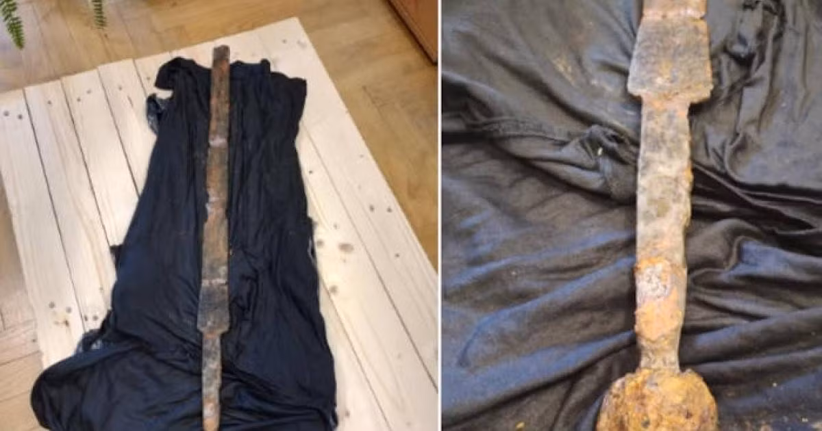 Theo ông Michał, thanh kiếm mới được tìm thấy dưới sông Vistula được bảo quản gần như nguyên vẹn chiều dài, với chuôi kiếm hình cầu đặc trưng và một dấu thánh giá trên chuôi kiếm. Ảnh: Capital City Warsaw Conservator of Monuments.