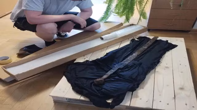 Thanh kiếm sau đó đã được chuyển đến Xưởng Bảo tồn Kim loại của Bảo tàng Khảo cổ học ở Ba Lan. Tại đó, vũ khí thời Trung cổ sẽ trải qua một quy trình bảo tồn chuyên sâu để bảo quản nguyên vẹn hiện vật theo thời gian. Ảnh: Facebook.