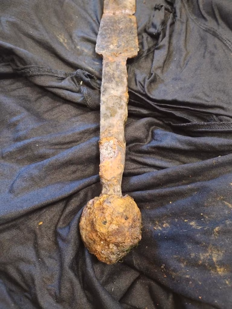 Sau khi hoàn tất quá trình bảo tồn, các chuyên gia sẽ kiểm tra, nghiên cứu thanh kiếm để xác định chính xác niên đại, nguồn gốc và bối cảnh lịch sử của nó, bao gồm cả quy trình sản xuất vũ khí châu Âu thời Trung cổ. Ảnh: Facebook.