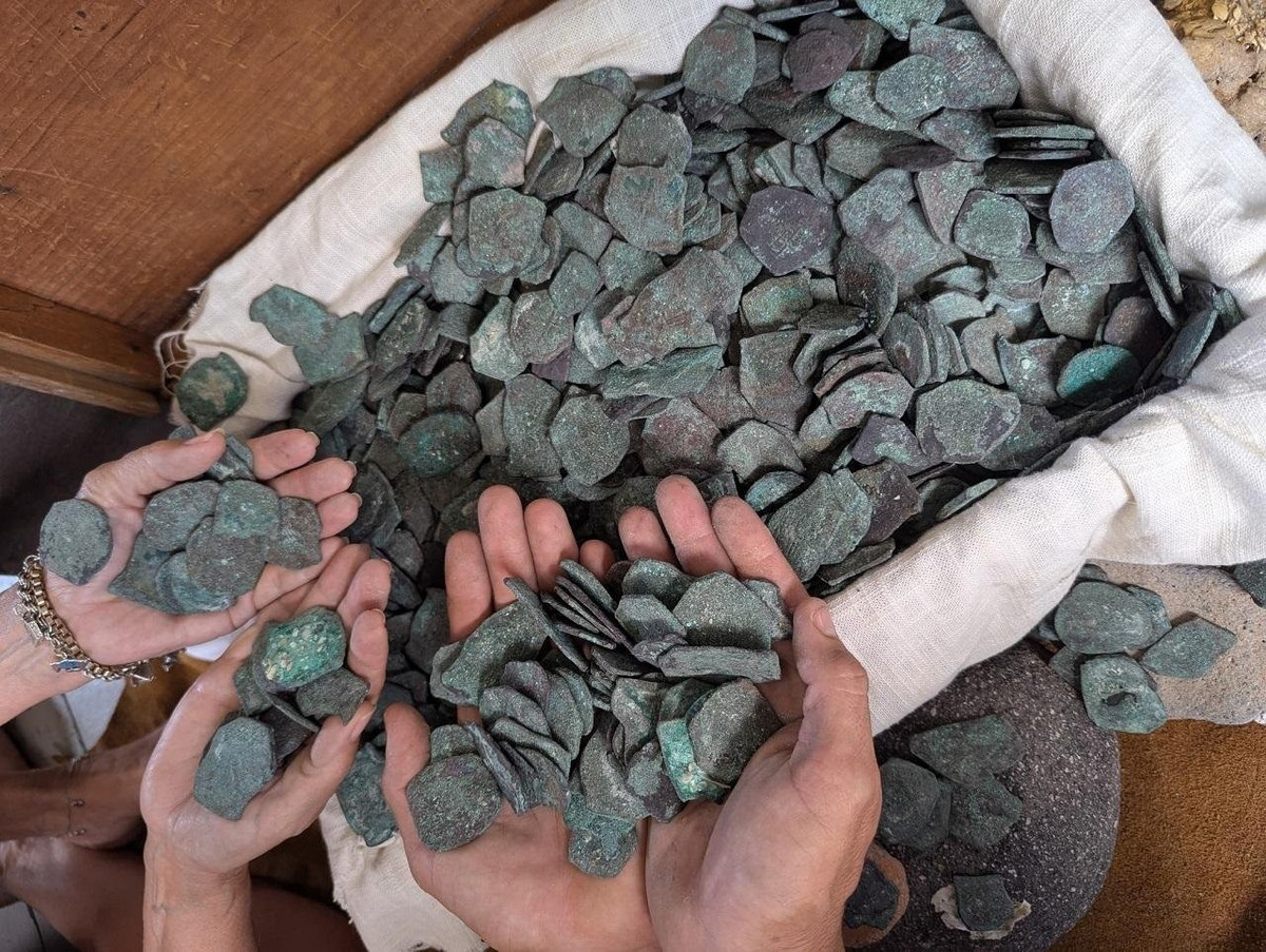 Số tiền xu giá trị mới trục vớt là một phần của kho báu trị giá hơn 400 triệu USD bị mất do hạm đội Tây Ban Nha gặp bão năm 1715. Hàng trăm thủy thủ cùng kho báu đã bị chìm dưới đáy đại dương cùng con tàu. Vào thời điểm bị đắm, con tàu chở lượng lớn gồm vàng, bạc và đá quý. Ảnh: 1715 Fleet - Queens Jewels, LLC.