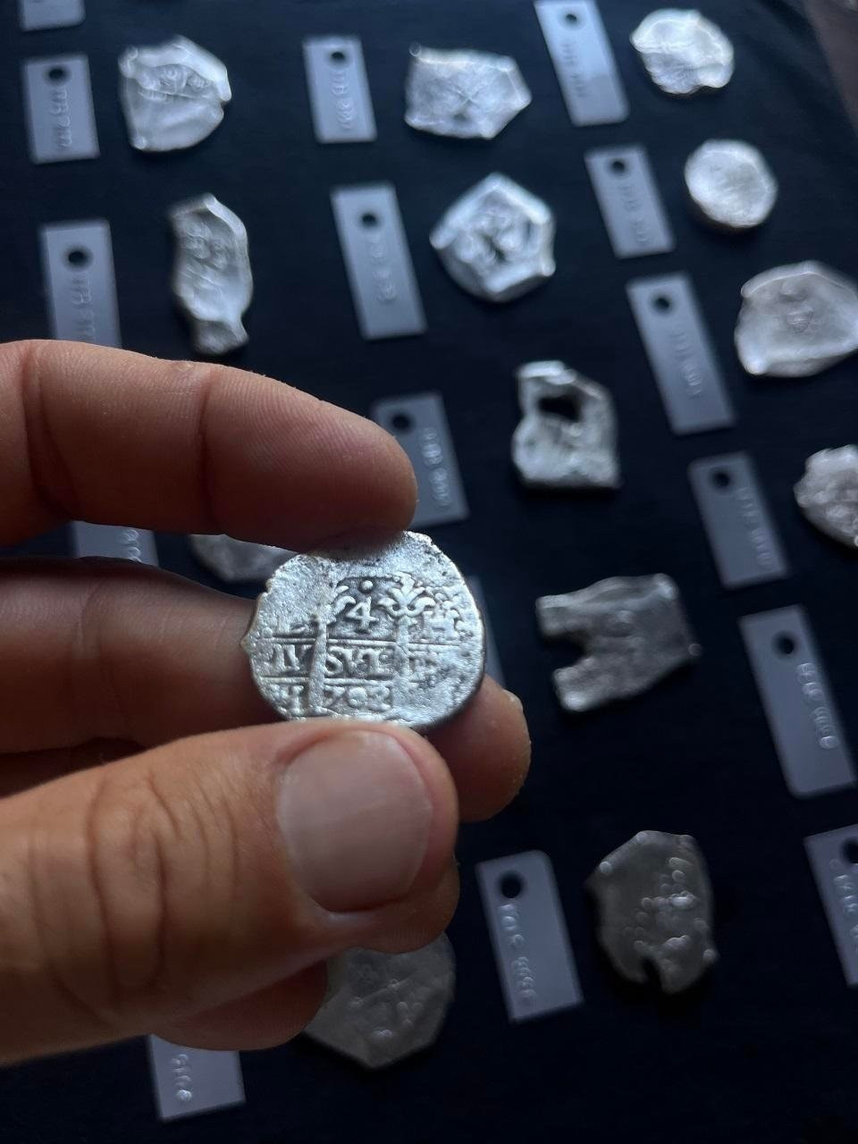 Những đồng xu mới trục vớt rất có thể được đúc tại các thuộc địa Tây Ban Nha ở Mexico, Peru và Bolivia. Một số đồng xu vẫn còn hiển thị rõ năm sản xuất và dấu của xưởng đúc. Ảnh: 1715 Fleet - Queens Jewels, LLC.