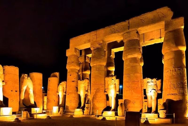 Đền Karnak nằm cách sông Nile ngày nay khoảng 500m về phía đông, gần Luxor, tại thủ đô tôn giáo Thebes của Ai Cập cổ đại. Nhóm nghiên cứu đã phân tích 61 lõi trầm tích cùng hàng chục nghìn mảnh gốm thu thập trong và xung quanh khu đền. Ảnh: memphistours.com.