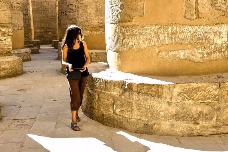 Kết quả phân tích dữ liệu trầm tích của các chuyên gia cho thấy trước khoảng năm 2.520 trước Công nguyên, khu vực này thường xuyên bị ngập do lũ, chưa thể sinh sống lâu dài. Dấu tích trên gốm sứ cũng cho thấy việc định cư và khởi dựng công trình chỉ bắt đầu từ thời Cổ Vương quốc (khoảng năm 2300 trước Công nguyên đến năm 1980 trước Công nguyên). Ảnh: memphistours.com.