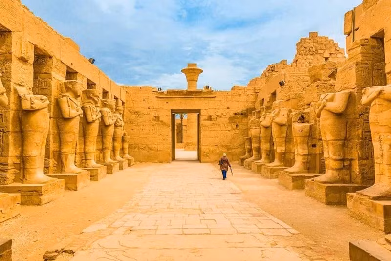 Nhờ đó, nhóm nghiên cứu đã xác định được cách cảnh quan sông ngòi định hình và mở rộng khu thánh địa này qua các thời kỳ. Trong đó, địa điểm tọa lạc đền Karnak ban đầu là một đảo nổi hình thành giữa hai nhánh sông Nile cổ. Các kênh sông cắt sâu về phía Tây và Đông đã tạo nên vùng đất cao - nền tảng đầu tiên cho việc cư trú và xây dựng đền. Ảnh: memphistours.com.