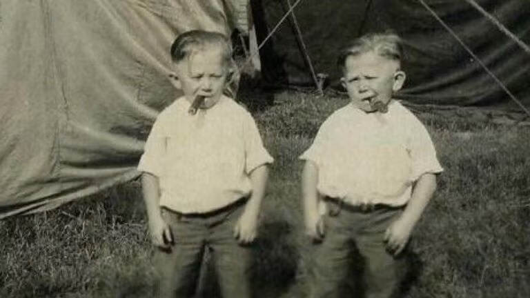 Chào đời tại Hungary vào năm 1901 hoặc 1902, Mike và Ike Matina là cặp song sinh thấp nhất thế giới. Họ cao khoảng 70 cm và làm công việc biểu diễn để kiếm sống. Ảnh: YouTube.