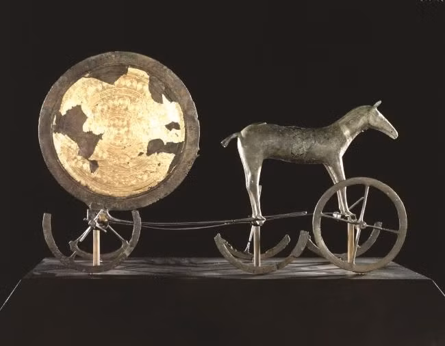 Theo các chuyên gia, Cỗ xe Mặt trời dài khoảng 54 cm, cao 35 cm. Cổ vật này được nghệ nhân tạo ra vào khoảng năm 1400 trước Công nguyên. Ảnh: world-archaeology.com.