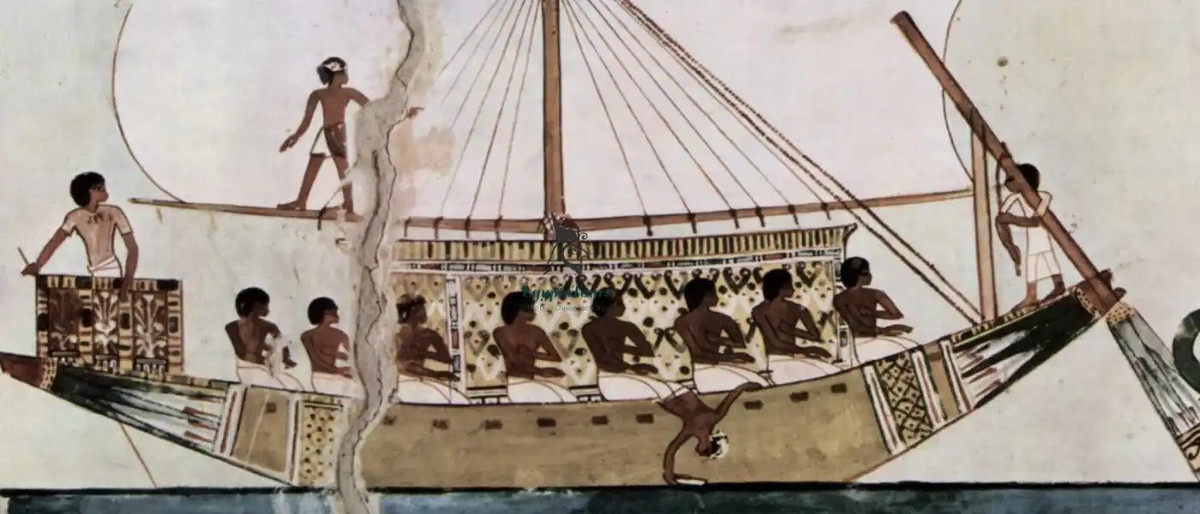 Các nhà khảo cổ cũng phát hiện ra những dòng chữ khắc bằng tiếng Hy Lạp trên cột buồm ở giữa con thuyền. Mặc dù nội dung chính xác của dòng chữ vẫn chưa được giải mã nhưng họ đã xác định được niên đại của nó là vào nửa đầu thế kỷ thứ nhất sau Công nguyên. Điều này có nghĩa những dòng chữ khắc này có "tuổi đời" xấp xỉ so với con tàu. Ảnh: EgyptaTours.