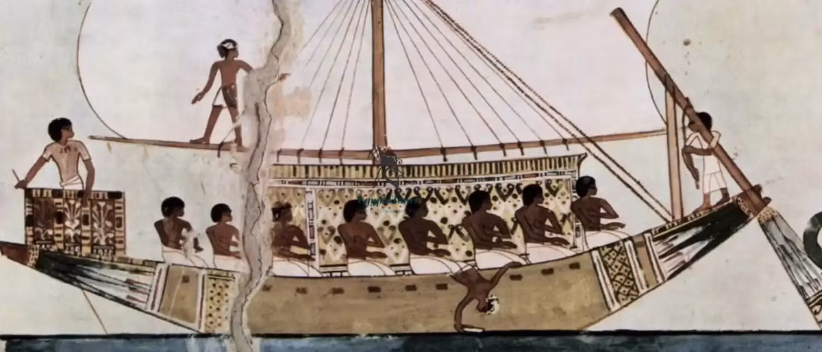 Các nhà khảo cổ cũng phát hiện ra những dòng chữ khắc bằng tiếng Hy Lạp trên cột buồm ở giữa con thuyền. Mặc dù nội dung chính xác của dòng chữ vẫn chưa được giải mã nhưng họ đã xác định được niên đại của nó là vào nửa đầu thế kỷ thứ nhất sau Công nguyên. Điều này có nghĩa những dòng chữ khắc này có "tuổi đời" xấp xỉ so với con tàu. Ảnh: EgyptaTours.