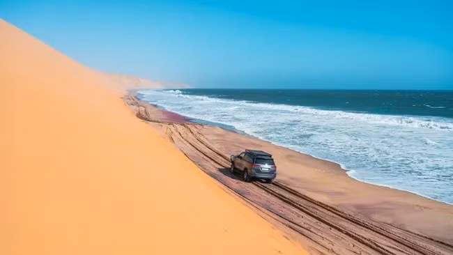 Sa mạc Atacama là ví dụ điển hình khi gió ẩm từ Đại Tây Dương gây mưa lớn ở lưu vực Amazon rồi tiếp tục mất ẩm khi vượt qua dãy Andes. Theo đó, Atacama trở thành một trong những nơi khô hạn nhất thế giới. Nhờ những điều kiện đặc thù này, các sa mạc nằm giáp với đại dương thường có khí hậu mát và ổn định hơn sa mạc nằm hoàn toàn trong đất liền. Ảnh: Marco Bottigelli via Getty Images.