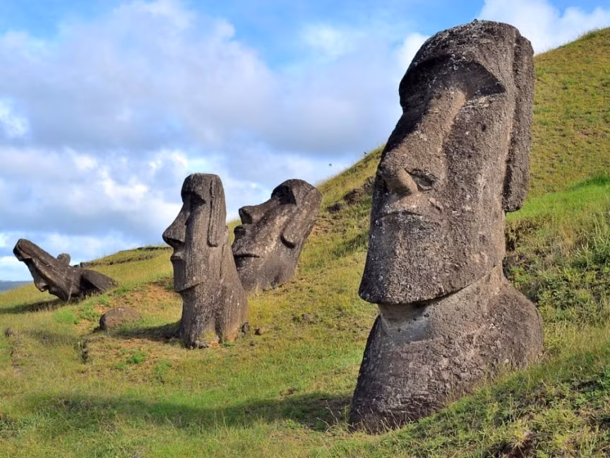 Việc tạo ra các bức tượng Moai ở đảo Phục Sinh bắt đầu vào khoảng thế kỷ 13 bởi cộng đồng người Rapa Nui. Ảnh: Universal Images Group via Getty Images.