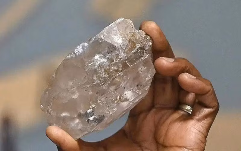 Trước phát hiện này, mỏ Karowe ở Botswana là nơi đã tìm thấy nhiều viên kim cương giá trị, bao gồm viên kim cương thô lớn thứ hai thế giới nặng 2.488 carat (0,5 kg) được gọi là "Motswedi" và viên kim cương hồng Boitumelo nặng 62 carat (12,4 g). Ảnh: IGI.