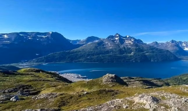 Tòa chung cư Begich Towers được xây dựng với mục đích ban đầu là doanh trại quân đội vào năm 1957. Sau khi quân đội Mỹ rút đi, dân số ở thị trấn Whittier có sự giảm mạnh. Ảnh: Jamie Loan / SWNS.