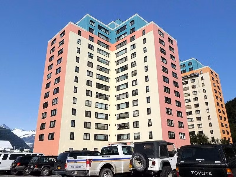 Do đó, hầu hết cư dân có thể tiếp cận các dịch vụ cần thiết mà không cần ra khỏi tòa chung cư Begich Towers hay thậm chí rời khỏi thị trấn Whittier. Ảnh: tomorrow.city.