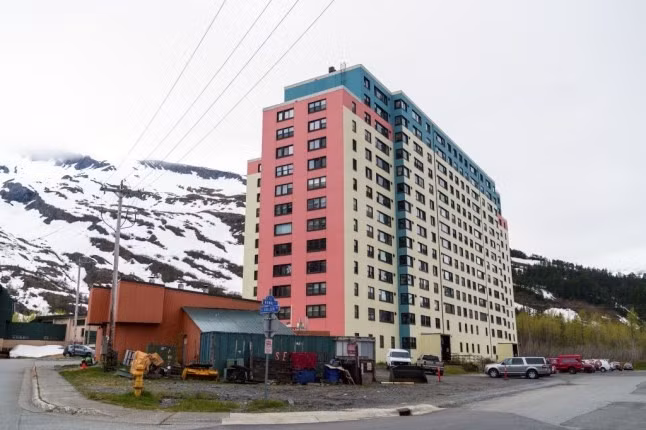 Thị trấn Whittier ở bang Alaska, Mỹ là nơi sinh sống của khoảng 250 - 300 người. Tất cả cư dân ở Whittier sống trong chung cư. Ảnh: Hasan Akbas/Anadolu via Getty Images.