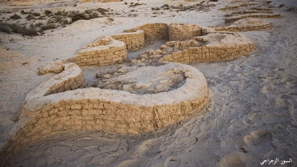 Các nhà khảo cổ học đã phát hiện một pháo đài quân sự khoảng 3.500 năm tuổi với bức tường hình zig-zag ở phía bắc sa mạc Sinai của Ai Cập, cách không xa bờ biển Địa Trung Hải. Ảnh: Egyptian Ministry of Tourism and Antiquities.