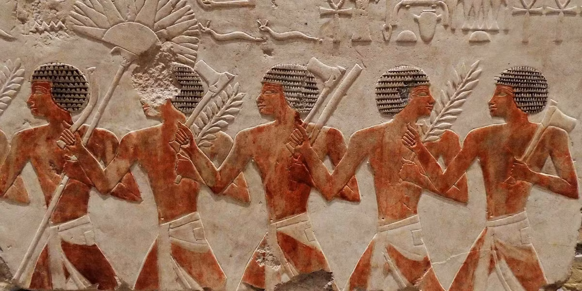 Hesham Hussein, Thứ trưởng Bộ Du lịch và Cổ vật Ai Cập phụ trách Khảo cổ học Hạ Ai Cập và Sinai, cho hay một số hốc bên ngoài chứa những lò nướng nhỏ có thể được sử dụng "cho các hoạt động sinh hoạt hàng ngày bên trong pháo đài". Đây là nơi nhóm nghiên cứu tìm thấy khối bột hóa thạch bên cạnh một trong những lò nướng. Ảnh: Universal History Archive/Getty Images.