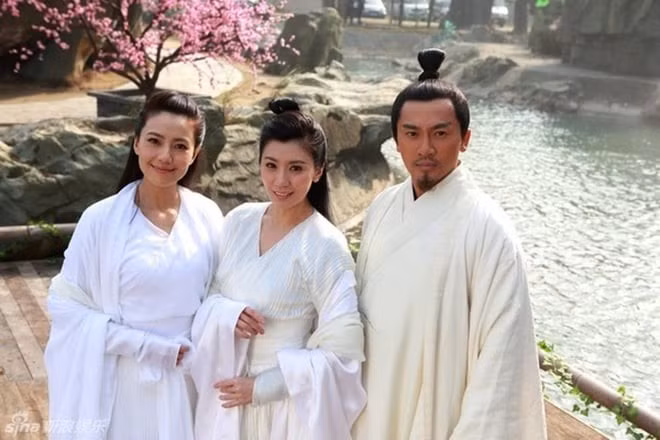 Hạng 1: Tình tay ba, võ học Tiêu Dao đỉnh cao. Vô Nhai Tử luyện Bắc Minh Thần Công, Tiêu Dao tuyệt học bất bại. Lý Thu Thủy sở hữu Tiểu Vô Tướng Công, quyền lực cả Tây Hạ. Tuy là vợ chồng, tình yêu của họ lại đầy ngang trái, u uẩn. Bên ngoài là cao thủ vô địch, bên trong là hố sâu tình cảm.