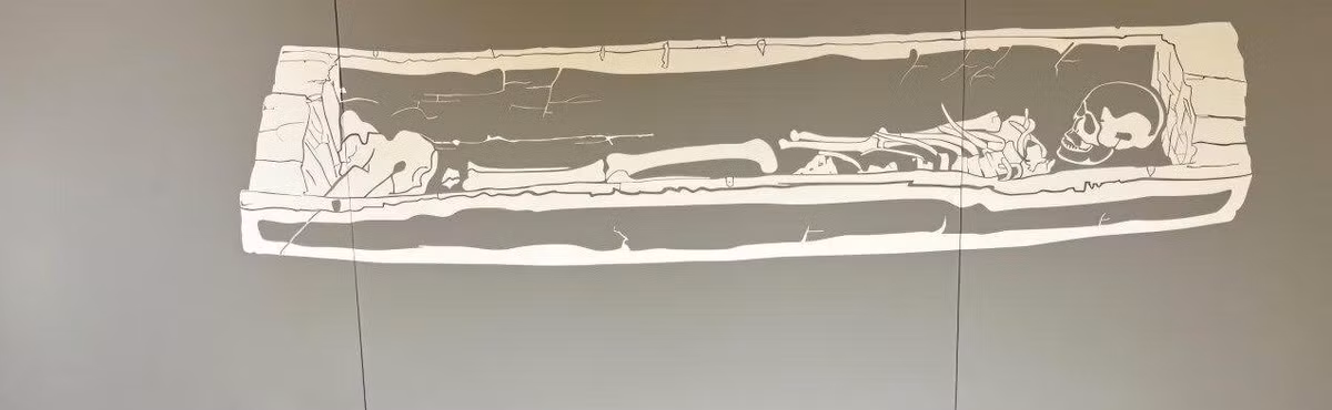 Bên trong chiếc quan tài, được tìm thấy trong một nghĩa trang lớn hơn gắn liền với văn hóa Wielbark có quan hệ với người Goth, là bộ hài cốt của một phụ nữ trưởng thành được chôn cất trên một tấm da bò cùng với một chiếc ghim bằng đồng, một chiếc vòng cổ bằng hạt thủy tinh và hổ phách, một đôi vòng tay bằng đồng. Ảnh: 2026 Chmiel-Chrzanowska et al., Archaeometry.