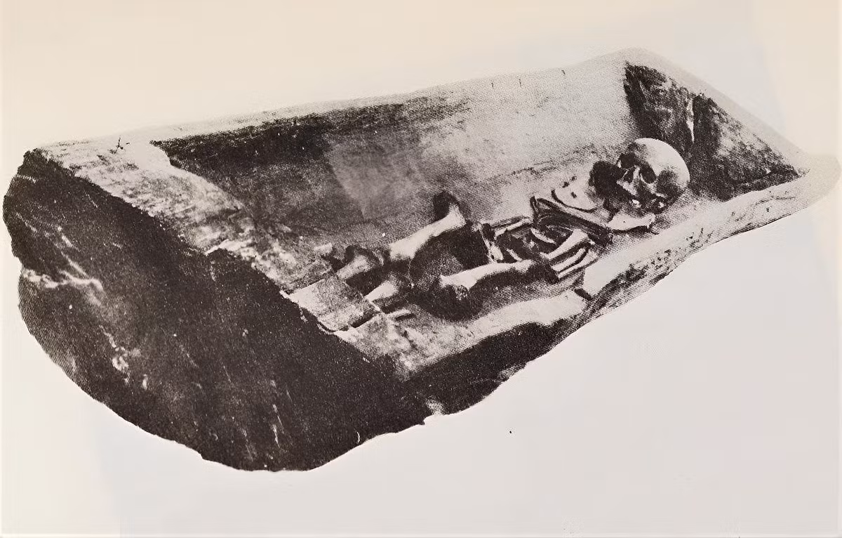 Những chiếc quan tài làm bằng thân cây hiếm khi được tìm thấy trong các cuộc khai quật khảo cổ bởi vì chúng thường bị phân hủy theo thời gian. Chiếc quan tài được tìm thấy ở Bagicz là chiếc quan tài bằng gỗ duy nhất còn được bảo tồn từ thời Đồ sắt La Mã. Ảnh: Public domain.