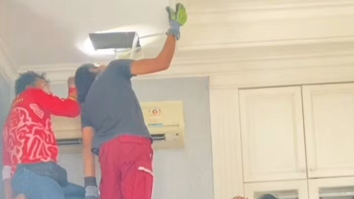 Người phụ nữ đã giật mình, hoảng sợ khi kiểm tra lỗ lớn trên trần nhà và nhìn thấy sinh vật khổng lồ thò đầu ra khỏi khe hở. Ngay sau đó, chủ nhà đã gọi một đội cứu hộ tới để bắt "vị khách không mời". Ảnh: KhaoSod.