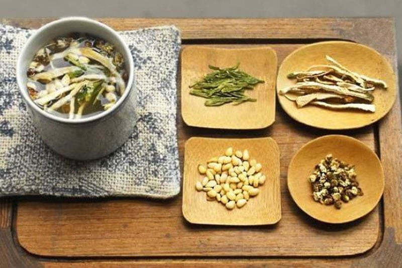  5. Trà Tam Thanh: Trà này được trồng ở Hàng Châu, Trung Quốc, nó có hương thơm đặc biệt, vị ngọt thanh, màu sắc khi pha xong trong xanh đẹp mắt. Đây là loại trà có tác dụng thúc đẩy tiêu hóa rất tốt, làm dịu gan, điều hòa phổi, nuôi dưỡng dạ dày.