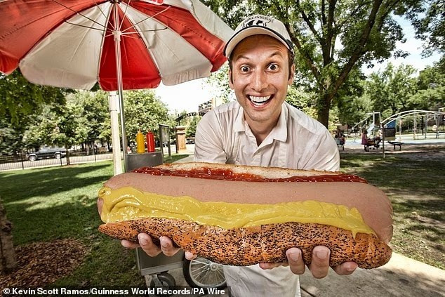 Anh Dan Abbate – người giữ kỷ lục về chiếc xúc xích thương mại lớn nhất