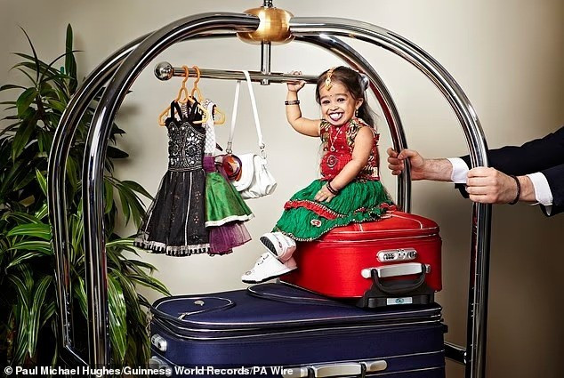 Jyoti Amge – người phụ nữ sống thấp nhất thế giới, tạo nên sự tương phản rõ rệt với…