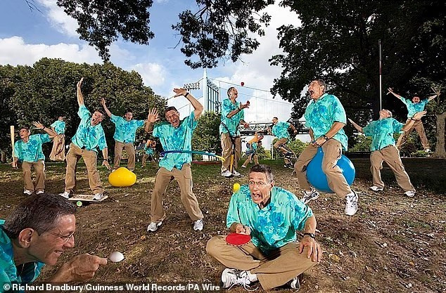 Năm 1954, ông Hugh có ý tưởng khuyến mãi của Guinness dựa trên giải quyết tranh luận ở quán rượu. Ông thuê các nhà nghiên cứu soạn dữ kiện và con số. Ảnh: Anh Colin Furze – người giữ nhiều kỷ lục Guinness nhất