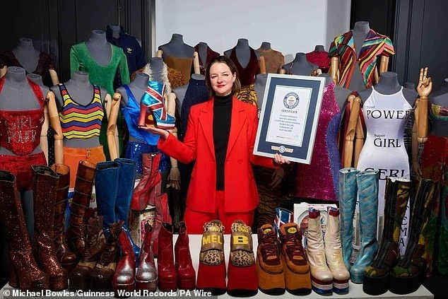 Cuốn sách đầu tiên của Guinness World Records ra mắt ngày 27/8/1955. Nó khơi dậy sự tò mò toàn cầu về những thành tích phá kỷ lục. Trong ảnh: Cô Liz West có hơn 5.000 đồ lưu niệm về nhóm Spice Girls, bắt đầu sưu tầm từ 1996.