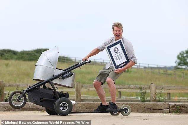 Ông Hugh Beaver, tổng giám đốc Nhà máy bia Guinness khi đó, có mặt trong buổi đi săn và bàn cãi loài chim săn mồi nhanh nhất châu Âu nhưng không có tài liệu trả lời. Ảnh: Anh Colin Furze giữ kỷ lục đẩy xe nôi nhanh nhất