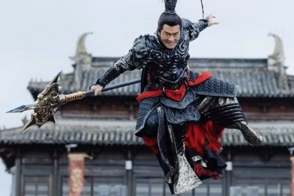 Sau khi bị bắt, Lã Bố chủ động tỏ đầu hàng, làm việc dưới trướng Tào Tháo và giúp ông tranh đoạt thiên hạ. Lã Bố có ý đầu hàng, Tào Tháo lại chần chừ do dự không biết có nên thu nhận bại tướng này không.