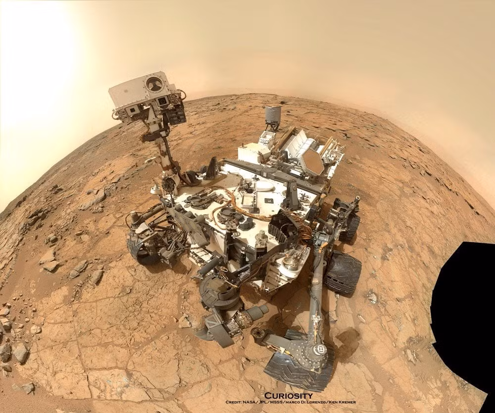 Cho đến nay, xe tự hành Curiosity đã đi được khoảng 35 km trong miệng núi lửa rộng 154 km trên sao Hỏa. Trên đường đi, Curiosity đã dừng lại để khoan vào đá, thu thập các mẫu vật và dữ liệu. Từ đây, NASA phát hiện ra nhiều bằng chứng cho thấy tiềm năng sự sống từng tồn tại trên sao Hỏa, bao gồm sự hiện diện của một hồ nước vào khoảng 3,7 tỷ năm năm trước. Ảnh: universetoday.