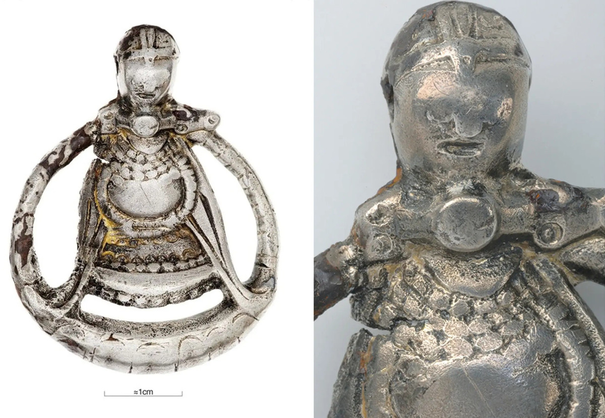 Mặt dây chuyền hiện nằm trong bộ sưu tập của Bảo tàng Lịch sử Thụy Điển. Hiện vật có đường kính khoảng 4 cm và bị mòn nhưng những chi tiết vẫn nhìn khá rõ với những đường kẻ phía trên đầu người phụ nữ có thể là một chiếc vương miện hoặc mũ đội đầu. Ảnh: National Historical Museums.