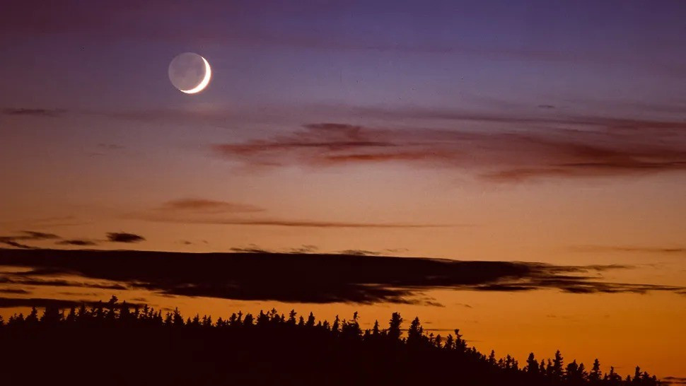 Một hiện tượng thiên văn thú vị được nhiều người mong chờ là Trăng lưỡi liềm tuyệt đẹp xuất hiện trên bầu trời từ ngày 22 - 24/12 sau khi Mặt trời lặn. Ảnh: Jeff Schneiderman via Getty Images.