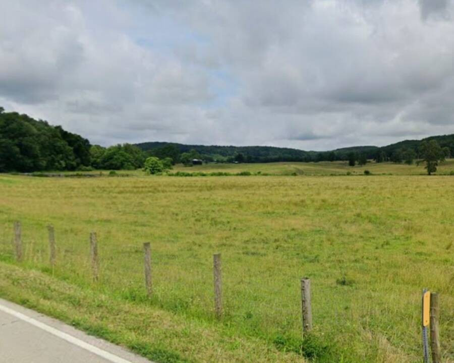 Những miếng thịt bất ngờ rơi từ trên trời xuống cùng với nước mưa. "Cơn mưa thịt" kỳ lạ và bí ẩn này kéo dài trong khoảng thời gian ngắn tại một trang trại của bà Rebecca Crouch. Ảnh: Google Maps.