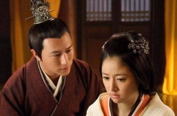 Mặc dù làm cung nữ trong cũng sẽ được ăn uống đầy đủ, mặc những bộ quần áo đẹp. Tuy nhiên các cô gái cũng phải qua những ngày tháng rất cực khổ, không những không được tự do, tuân thủ đủ loại phép tắc.