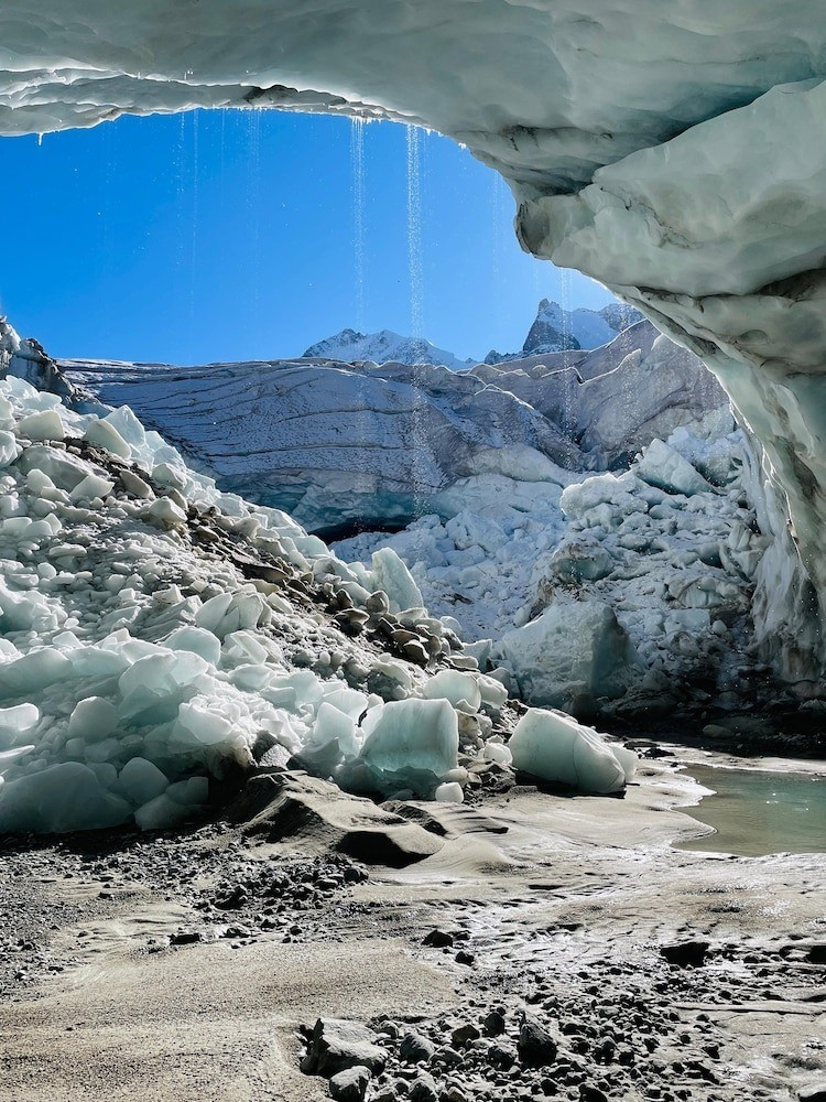 Thông qua phân tích dữ liệu vệ tinh của 211.490 sông băng trên thế giới, các nhà khoa học đưa ra khái niệm “đỉnh điểm tuyệt chủng sông băng” - thời điểm số lượng sông băng biến mất đạt mức cao nhất. Hiện nay, Trái đất đang mất khoảng 1.000 sông băng mỗi năm nhưng tốc độ này được dự báo sẽ tăng nhanh. Ảnh: Lander Van Tricht.