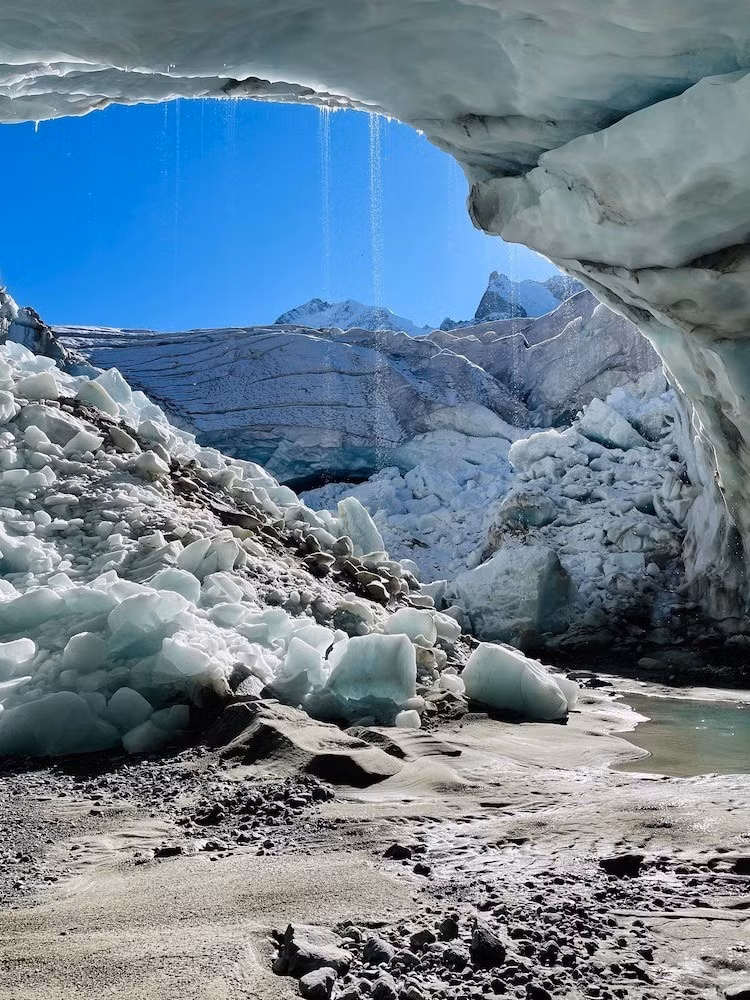 Thông qua phân tích dữ liệu vệ tinh của 211.490 sông băng trên thế giới, các nhà khoa học đưa ra khái niệm “đỉnh điểm tuyệt chủng sông băng” - thời điểm số lượng sông băng biến mất đạt mức cao nhất. Hiện nay, Trái đất đang mất khoảng 1.000 sông băng mỗi năm nhưng tốc độ này được dự báo sẽ tăng nhanh. Ảnh: Lander Van Tricht.