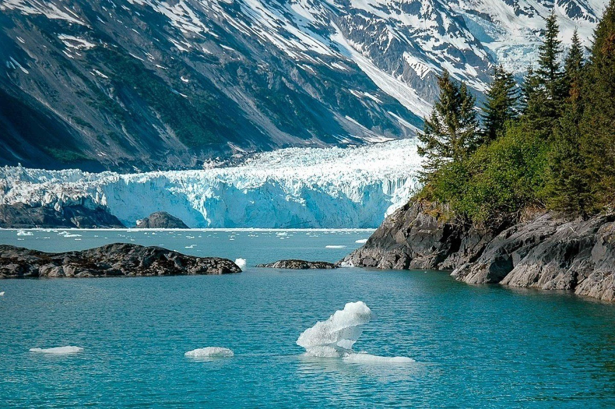 Trong nghiên cứu công bố trên tạp chí Nature Climate Change, các nhà khoa học cảnh báo Trái Đất đang tiến dần tới một “điểm bùng phát” đáng báo động của cuộc khủng hoảng khí hậu khi chỉ trong vài thập kỷ tới, hàng nghìn sông băng biến mất mỗi năm. Đến cuối thế kỷ chỉ còn lại một phần rất nhỏ sông băng nếu như các quốc gia trên thế giới không có những giải pháp chống biến đổi khí hậu hiệu quả. Ảnh: Alaska.org.