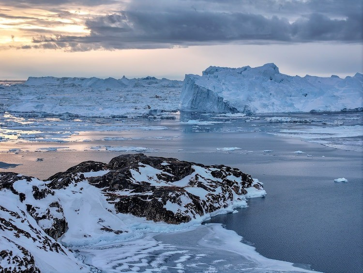 Ngay cả trong kịch bản lạc quan nhất khi mức tăng nhiệt độ được giữ ở 1,5 độ C so với thời kỳ tiền Cách mạng công nghiệp theo như mục tiêu của Hiệp định Paris về biến đổi khí hậu, số sông băng biến mất mỗi năm vẫn sẽ đạt đỉnh 2.000 vào năm 2041 và đến năm 2100 thì chỉ còn lại khoảng 96.000 sông băng, tức chưa tới 50% so với số sông băng hiện nay. Ảnh: Joe Raedle/Getty Images.