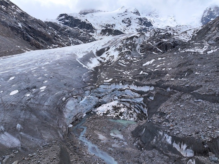 Chuyên gia nghiên cứu sông băng Lander Van Tricht, trưởng nhóm nghiên cứu trên giải thích rằng, chỉ vài độ C cũng đủ tạo nên sự khác biệt giữa việc bảo tồn gần 50% số sông băng trên Trái đất vào năm 2100, hay chỉ có thể giữ lại chưa tới 10%. “Kết quả nghiên cứu của chúng tôi cho thấy sự cấp bách phải có các chính sách khí hậu tham vọng hơn”, chuyên gia Lander chia sẻ. Ảnh: Sean Gallup/Getty Images.