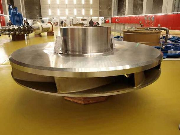 May mắn là thi hài của Sabu vẫn còn nguyên vẹn bên trong quan tài gỗ và ngôi mộ của ông chứa hàng chục bình đá và gốm, dụng cụ bằng đá lửa và đồng, bộ xương của 2 con bò và một chiếc bát độc đáo. Ảnh: Asurnipal / CC BY-SA 3.0.