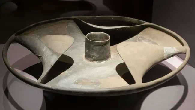 Chiếc bát đá tinh xảo được phát hiện trong lăng mộ của Sabu - quan chức Ai Cập cổ đại tại nghĩa trang Saqqara vào năm 1936. Sabu được chôn cất vào thời kỳ vương triều thứ nhất. Ảnh: Alain Guilleux / Alamy.