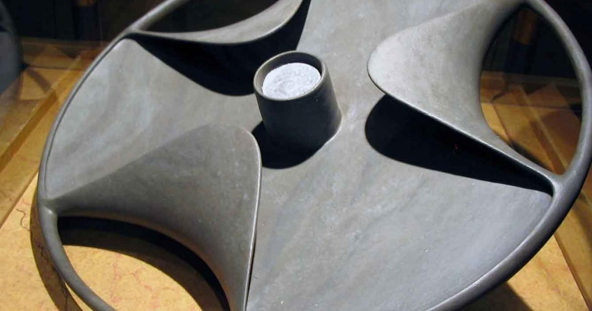 Theo nhà khảo cổ học Ai Cập Ali El-Khouli, những chiếc bát đá phẳng và rộng phổ biến trong các triều đại thứ nhất đến thứ ba của Ai Cập cổ đại. Tuy nhiên, chiếc bát được tìm thấy trong lăng mộ Sabu đặc biệt hơn bởi ba cánh cong được chạm khắc mỏng manh nhô lên từ mép. Nhìn từ trên xuống, họa tiết trang trí này gợi nhớ đến vô lăng, chân vịt hoặc chụp trục bánh xe hiện đại. Ảnh: Ancient-origins.