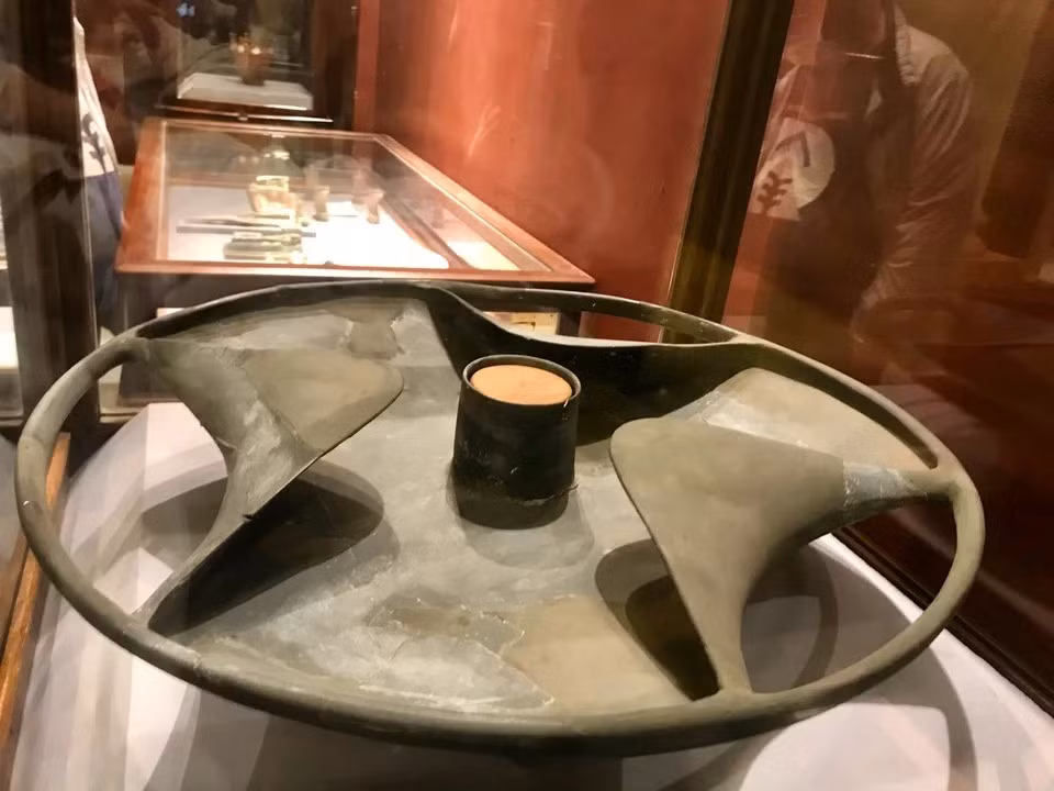 Tuy nhiên, lời giải thích hợp lý nhất là chiếc bát đá tinh xảo đó đã được sử dụng tương tự như những chiếc bát rộng, phẳng khác trong văn hóa Ai Cập cổ đại. Nó có thể đựng thức ăn hoặc dầu. Ảnh: Hermitically.