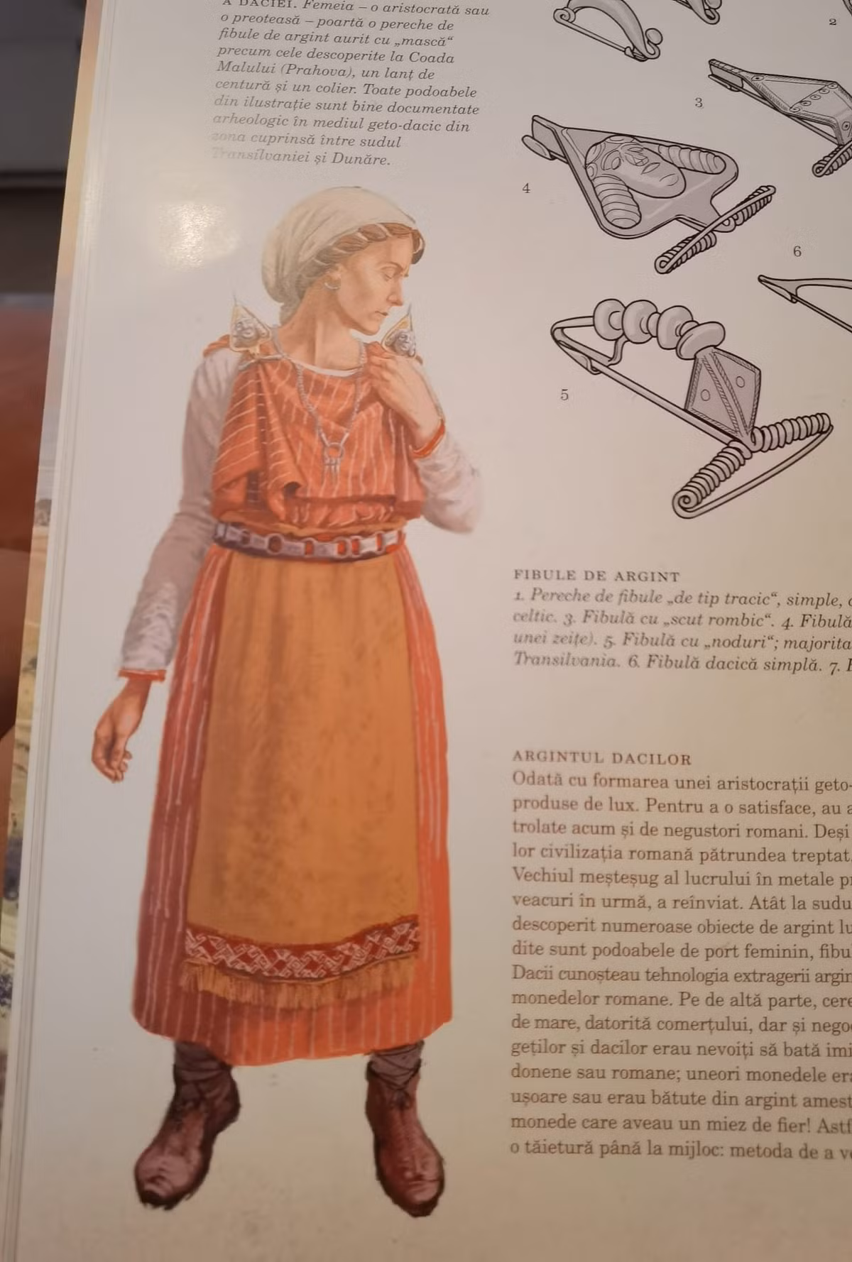 Chiếc vòng tay được các chuyên gia đặc biệt chú ý khi nó được chế tác tinh tế bằng những họa tiết thực vật - một đặc điểm nổi bật của nghệ thuật Dacia. Ảnh: Primaria Comunei Breaza Mures/Facebook.